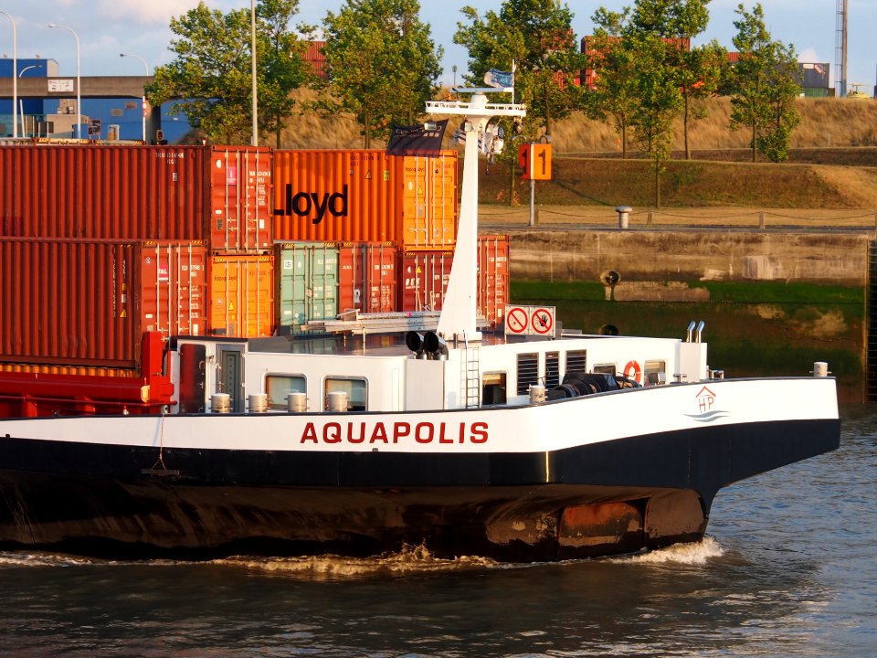 Aquapolis - ENI 06105002 leaving Berendrechtsluis, Port of Antwerp pic3