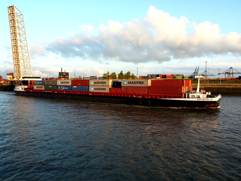 Aquapolis - ENI 06105002 leaving Berendrechtsluis, Port of Antwerp pic4