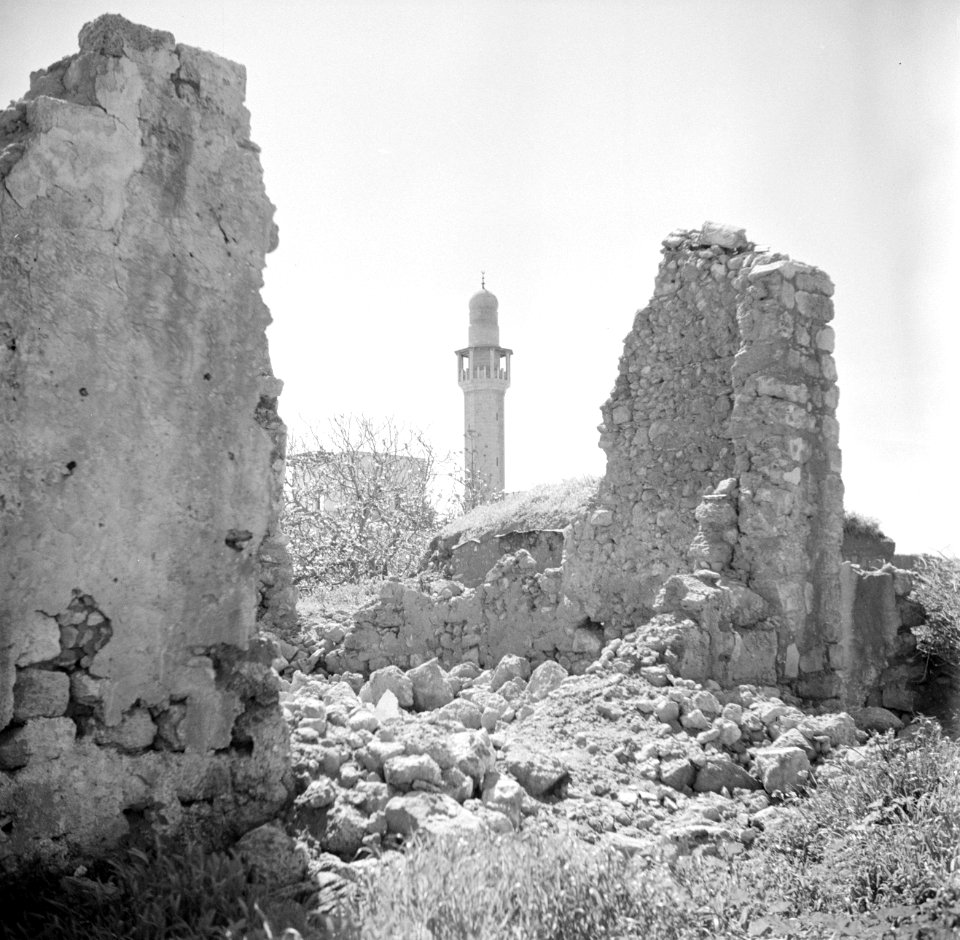 Apollinia Doorkijkje tussen ruines naar de minaret van de Sidna Alimoskee, Bestanddeelnr 255-0059