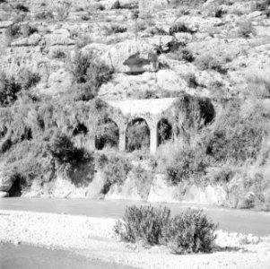Aquaduct in de wand van het dal van de Nahr el Kelb, Bestanddeelnr 255-6432