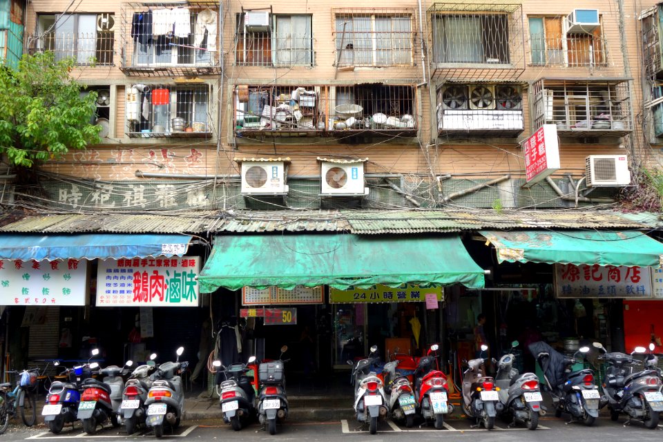 Apton aircon outdoor units on Da'an Road 20140407a