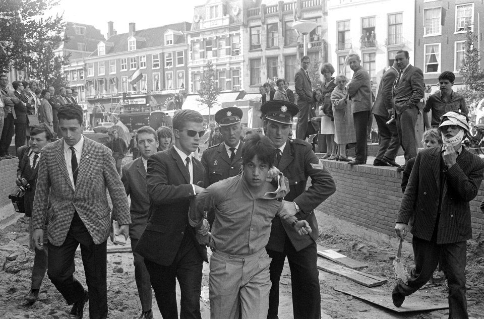 Arrestatie van een lid van de Amsterdamse Provo, Bestanddeelnr 919-5804