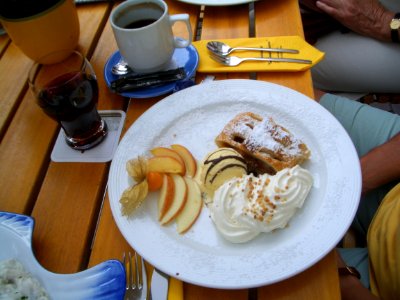 Apfelstrudel mit Sahne