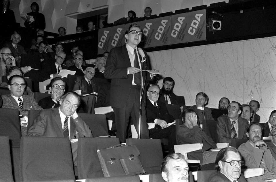 AR-partijraad in Rotterdam nr. 28a, 29a v.l.n.r. Donner Roosjens en Algra, kop, Bestanddeelnr 928-8848