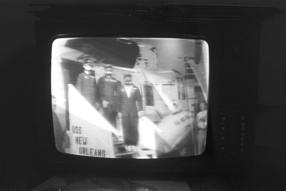 Apollo 14 geland in Oceaan vanaf TV genomen astronauten aan boord vliegkampsch, Bestanddeelnr 924-2512