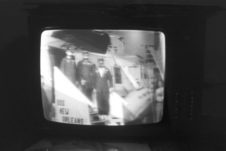 Apollo 14 geland in Oceaan vanaf TV genomen astronauten aan boord vliegkampsch, Bestanddeelnr 924-2512