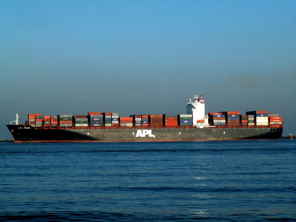 APL Pearl IMO 9139737, leaving Port of Rotterdam, Holland 09-Jan-2006