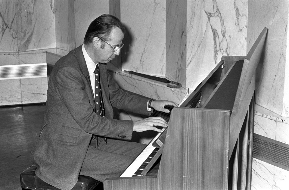 AR-partijraad in Rotterdam staatssecretaris De Jong aan de piano, Bestanddeelnr 928-8843