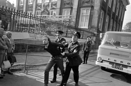 Arrestatie van een lid van de Amsterdamse Provo (Hans Metz), Bestanddeelnr 919-5795