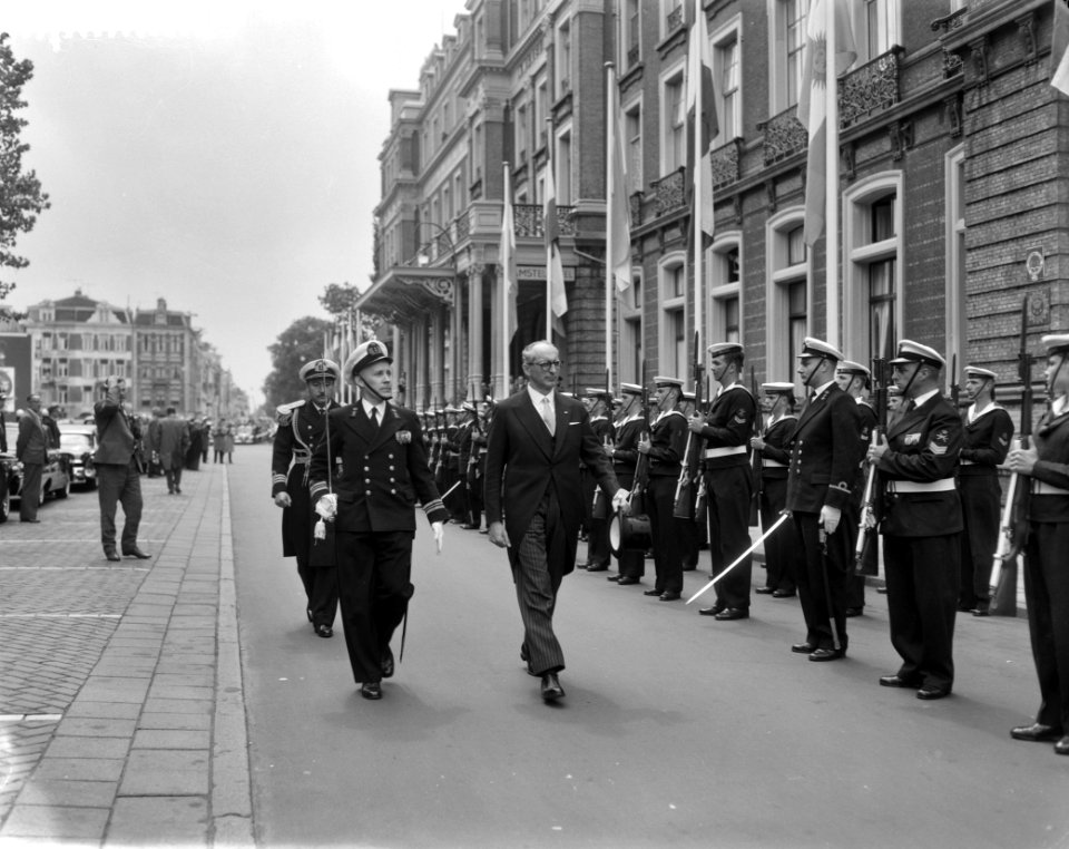 Arturo Frondizi, president van Argentinië in Amsterdam, inspectie erewacht bij h, Bestanddeelnr 911-3864