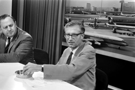 Artsen, persconferenties, voedselhulp, Middelkoop, H., Bestanddeelnr 922-6083