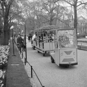 Artis heeft treintje voor bezoekers die door dierentuin rondrijdt, Bestanddeelnr 915-1249