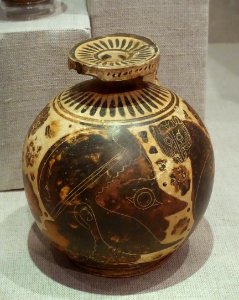 Aryballos depicting a helmeted head of a warrior, oil jar, Painter of Berlin F1090, c. 580 BC, terracotta - Spurlock Museum, UIUC - DSC05702