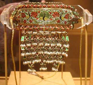 Arya necklace from India, 19th century, gold, rubies, clear stones, pearls and emeralds, HAA