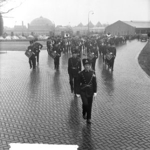 Artillerie fanfarecorps maakt haar eerste mars op terrein van de Chasse Kazerne , Bestanddeelnr 916-3926