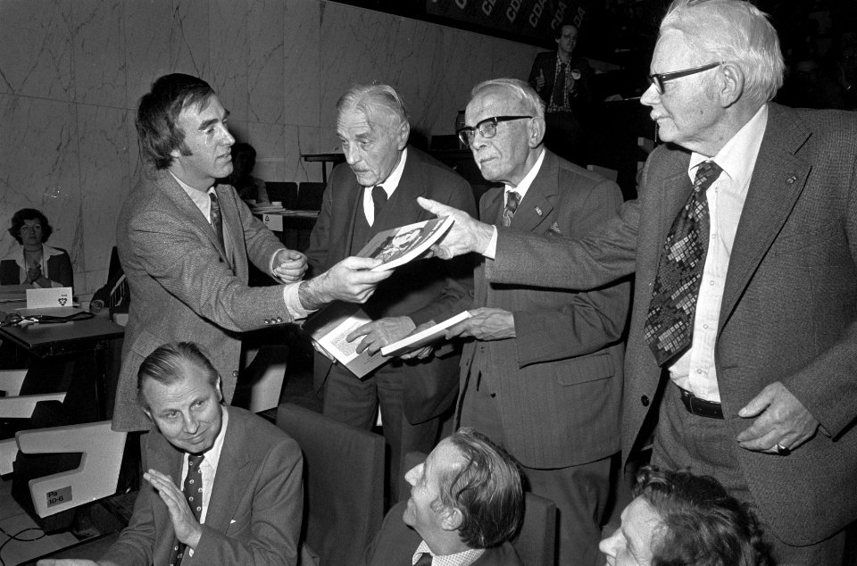 AR-partijraad in Rotterdam voorzitter De Boer reikt boeken uit aan v.l.n.r. Don, Bestanddeelnr 928-8837