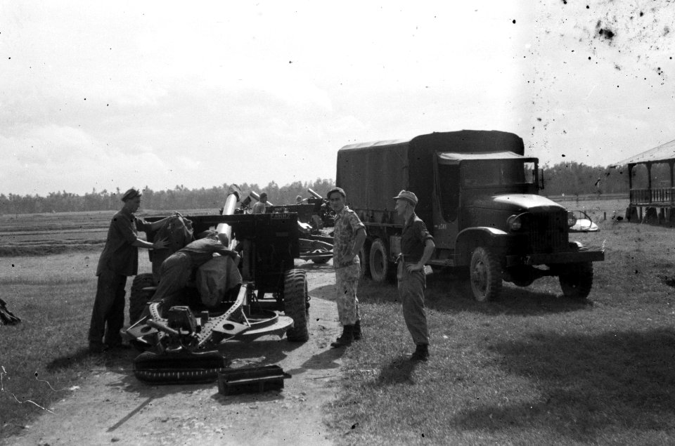 Artillerie. Een batterij 25-ponders wordt in stelling gebracht, Bestanddeelnr 2995