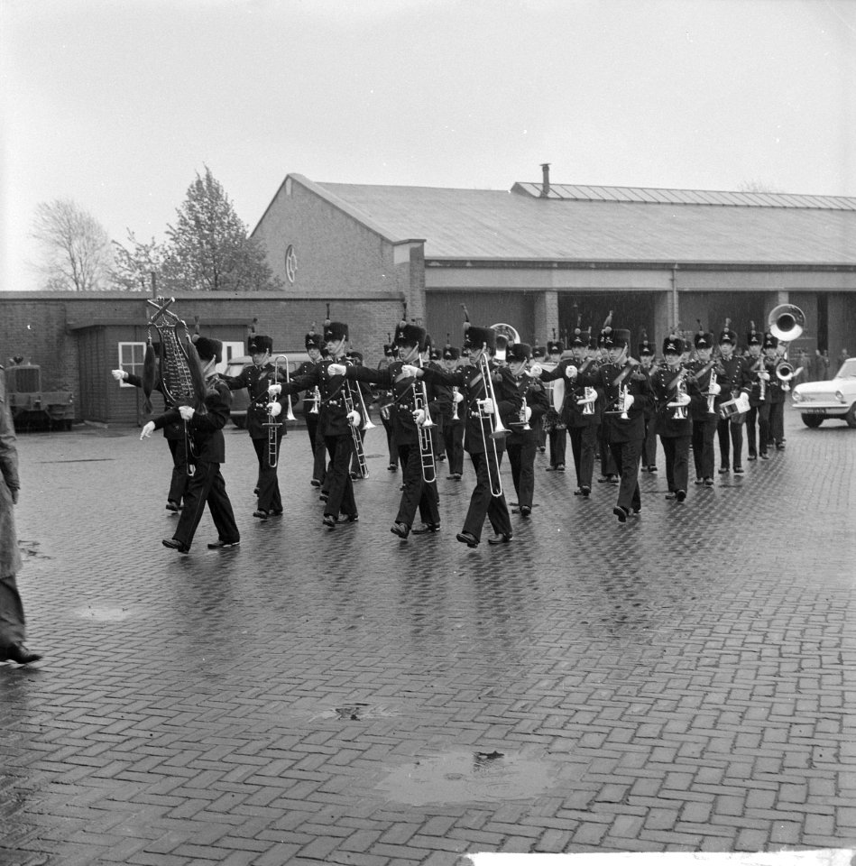 Artillerie fanfarecorps maakt haar eerste mars op terrein van de Chasse Kazerne , Bestanddeelnr 916-3923