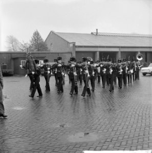 Artillerie fanfarecorps maakt haar eerste mars op terrein van de Chasse Kazerne , Bestanddeelnr 916-3923