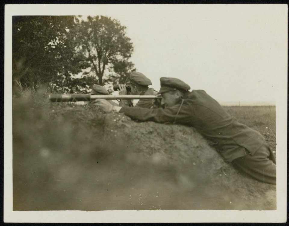 Artillery observers watching the bombardment - Pozières 10716, Bestanddeelnr 158-0195