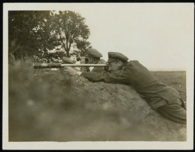 Artillery observers watching the bombardment - Pozières 10716, Bestanddeelnr 158-0195