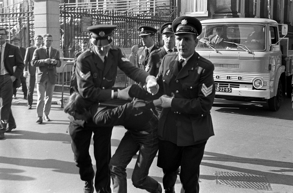 Arrestatie van een lid van de Amsterdamse Provo, Bestanddeelnr 919-5796