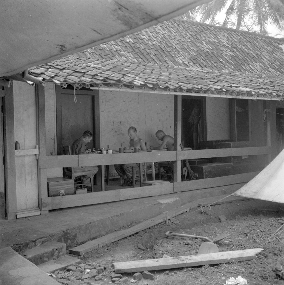Artsen in Bandoeng aan de maaltijd, Bestanddeelnr 255-6939