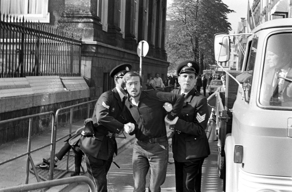 Arrestatie van een lid van de Amsterdamse Provo (Hans Metz), Bestanddeelnr 919-5802