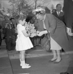 Artis 125 jaar dierentuin koningin Juliana ontvangt bloemen van dochtertje Adju, Bestanddeelnr 915-1168