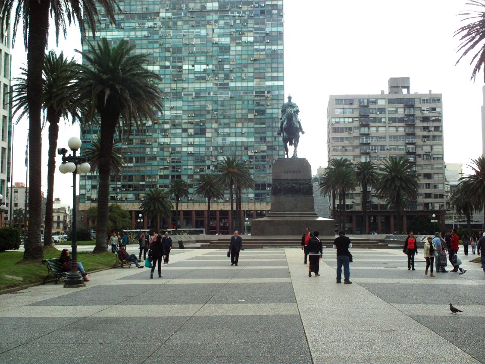 Artigas statue seen from Avenida 18 de Julio