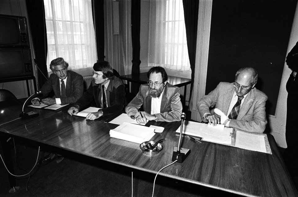 Artsen van de in Nederland gevangen zittende RAF-leden spreken met Kamercie Just, Bestanddeelnr 929-9452