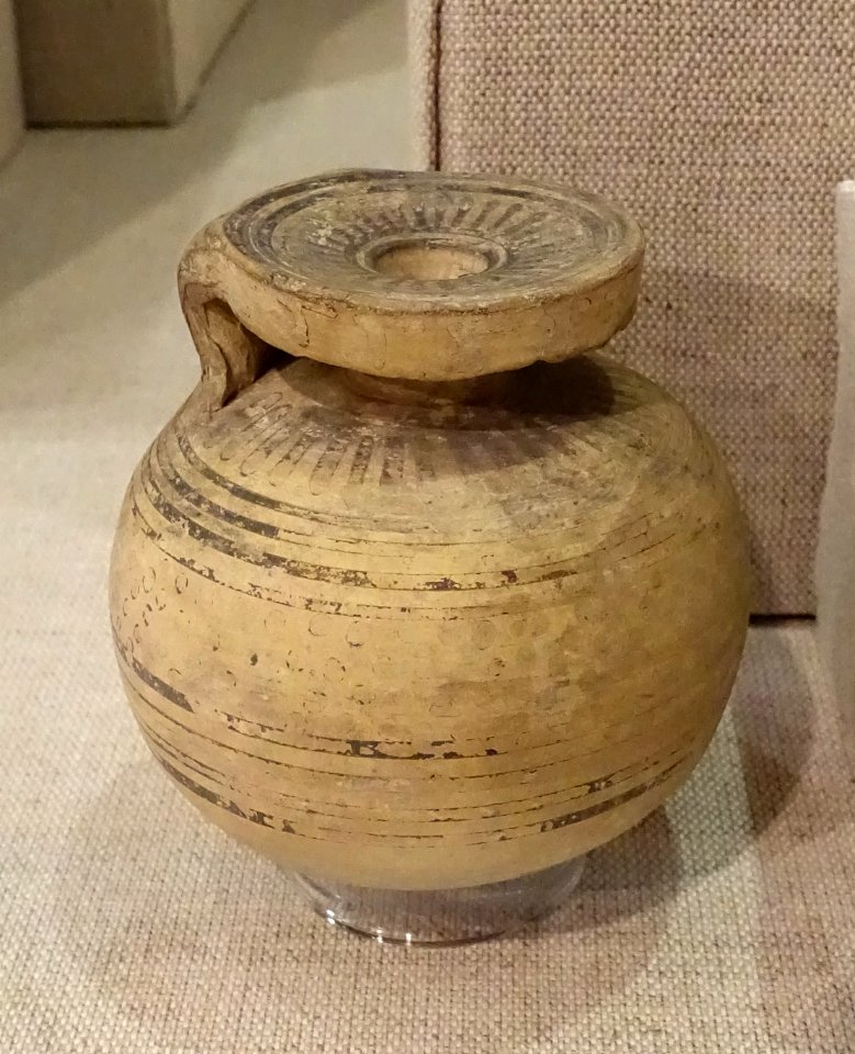 Aryballos, oil jar, Greek, 600-550 BC, terracotta - Spurlock Museum, UIUC - DSC05715