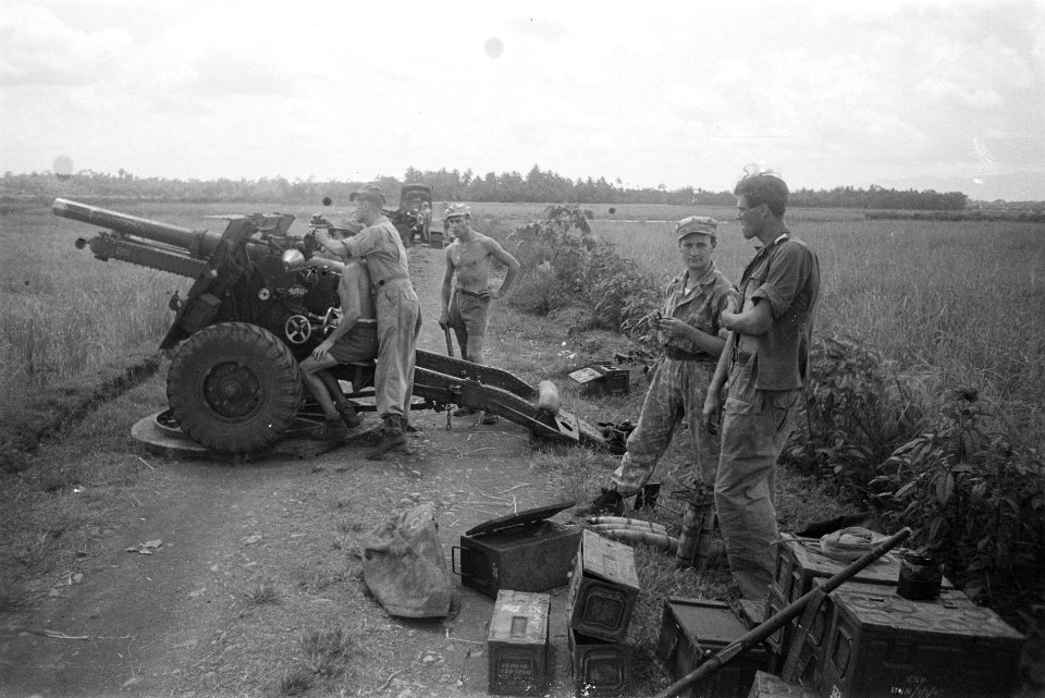 Artillerie. Een batterij veldartillerie. Een 25-ponder wordt gericht, Bestanddeelnr 168