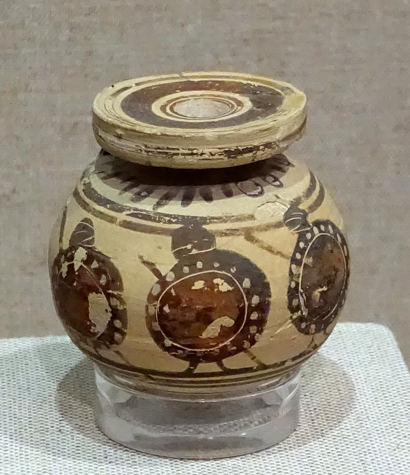 Aryballos depicting marching warriors, oil jar, Corinthian, 575-550 BC, terracotta - Spurlock Museum, UIUC - DSC05698