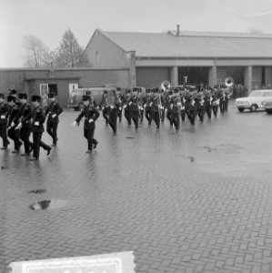 Artillerie fanfarecorps maakt haar eerste mars op terrein van de Chasse Kazerne , Bestanddeelnr 916-3925