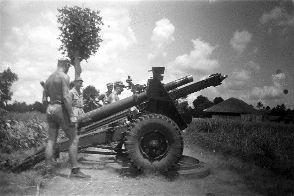 Artillerie. Een batterij veldartillerie. Een 25-ponder vuurt, Bestanddeelnr 170