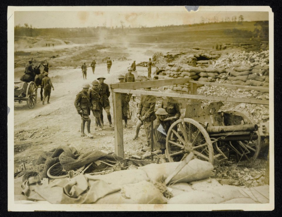 Artillery officers firing a captured German gun back at the Bosch lines, Bestanddeelnr 158-1058