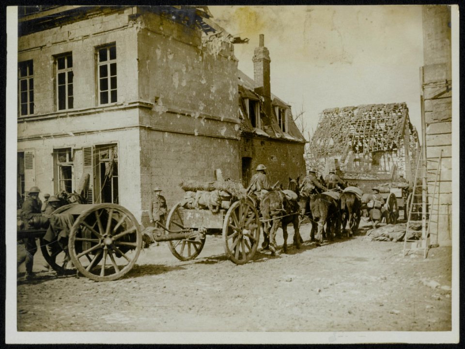 Artillery moving up as we advance, Bestanddeelnr 158-0079