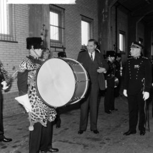 Artillerie fanfarecorps maakt haar eerste mars op terrein van de Chasse Kazerne , Bestanddeelnr 916-3934