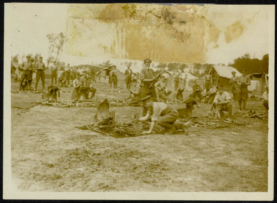 Artillerymen cleaning up their saddlery after coming out of the action., Bestanddeelnr 158-1418