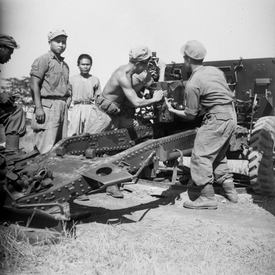 Artillerie. Schietoefeningen. Geschut (25-ponder) wordt geladen, Bestanddeelnr 11389