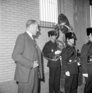 Artillerie fanfarecorps maakt haar eerste mars op terrein van de Chasse Kazerne , Bestanddeelnr 916-3933