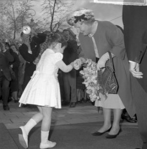 Artis 125 jaar dierentuin. koningin Juliana ontvangt bloemen van dochtertje van , Bestanddeelnr 915-1169