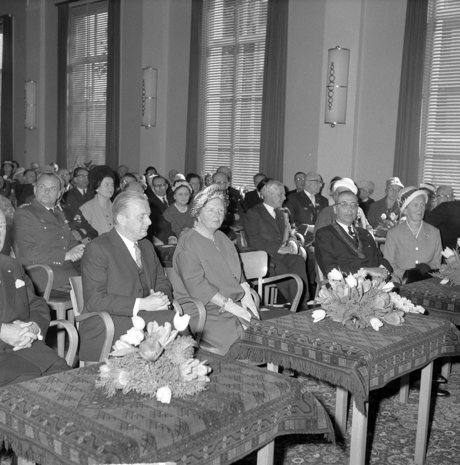 Artis 125 jaar dierentuin. koningin Juliana met links Staatssecretaris Y. Schol…, Bestanddeelnr 915-1162