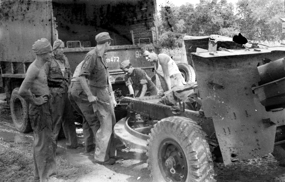 Artillerie Een batterij 25-ponders wordt in stelling gebracht, Bestanddeelnr 2996