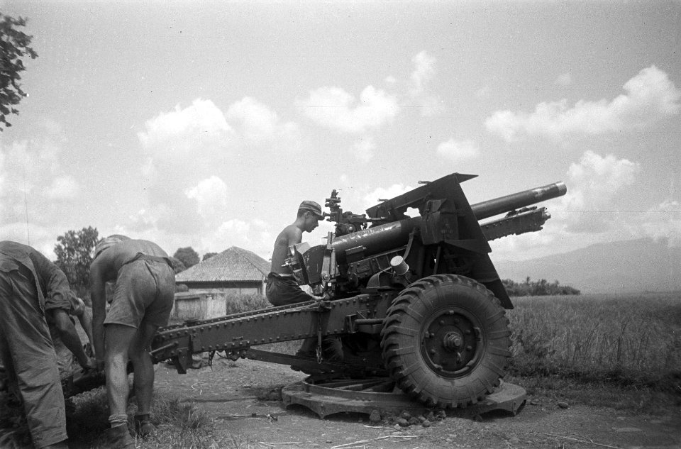 Artillerie Een batterij veldartillerie Een 25-ponder wordt gedraaid, Bestanddeelnr 171