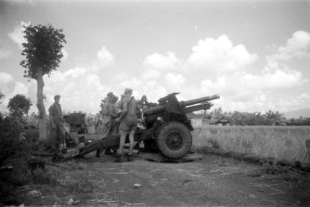 Artillerie. Een batterij veldartillerie. Een 25-ponder wordt geladen, Bestanddeelnr 169