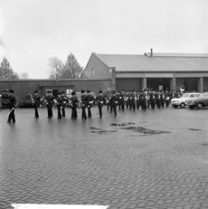 Artillerie fanfarecorps maakt haar eerste mars op terrein van de Chasse Kazerne , Bestanddeelnr 916-3924