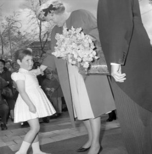 Artis 125 jaar dierentuin. Koningin Juliana ontvangt bloemen van Narda Overgoor,, Bestanddeelnr 915-1170