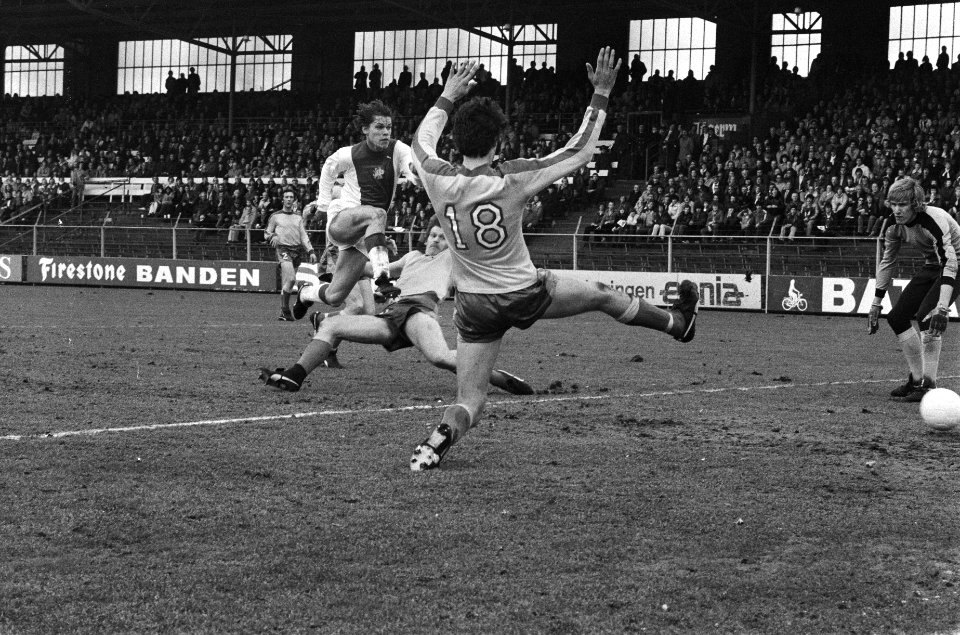 Arnesen scoort 1e doelpunt langs de Kruijk (18) en doelman van Breukelen (rechts, Bestanddeelnr 930-1856